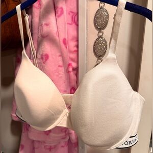 Victoria's Secret Soft Cream Bra 40D